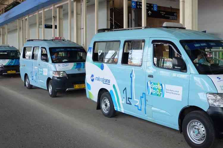 Mikrotrans merupakan kendaraan umum ukuran angkot. Saat ini mikrotrans ditetapkan gratis oleh Pemda DKI Jakarta.