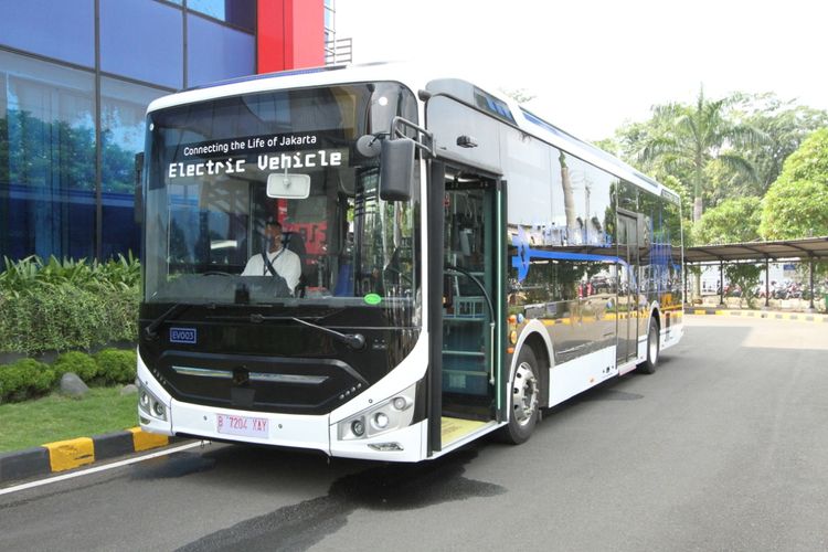 Transjakarta menargetkan separuh dari bus-bus mereka akan menggunakan tenaga listrik pada tahun 2027, dan pada akhirnya seluruh armada bus akan bertenaga listrik pada tahun 2030.