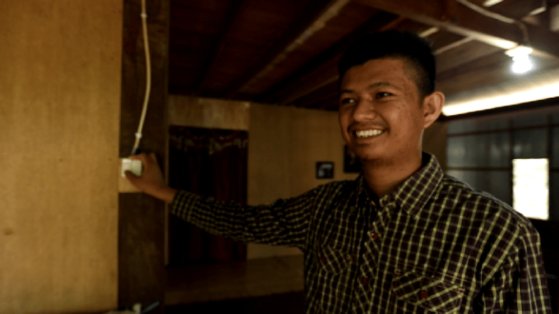 Harianto Albarr dari Desa Bacu-Bacu mendapat julukan  Mantri Listrik