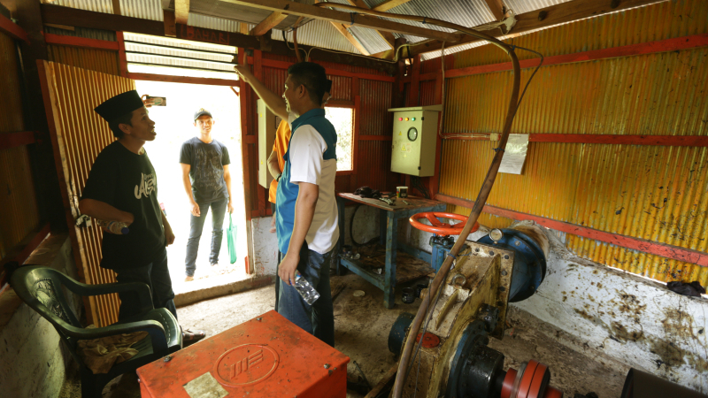 Harianto Albarr dari Desa Bacu-Bacu sedang memberikan pendampingan kepada warga desa