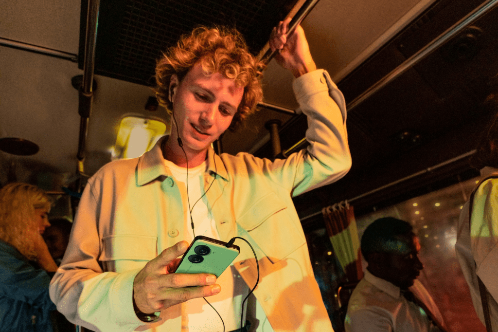 ASUS Zenfone 10 mendukung 3.5mm earphone jack and True Wireless Stereo (TWS)