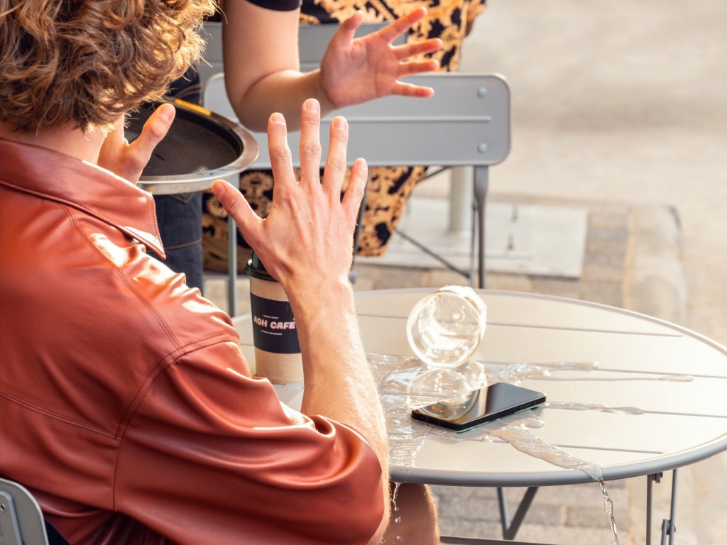 ASUS Zenfone 10 memiliki IP68 water resistant sehingga aman dari hujan, percikan air dan jika jatuh ke dalam air dengan tidak sengaja.