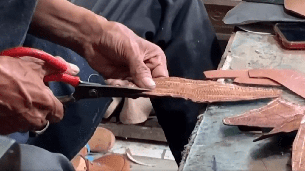 Salah satu proses pengolahan bahan baku kulit ceker ayam. Sumber: Business Insider