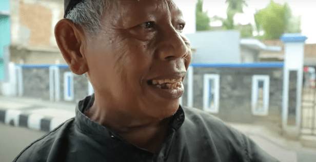 Keluarga dan tetangga turut mendukung kegiatan Kuda Pustaka yang dijalankan Kusmayadi.