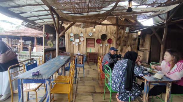 Dekorasi interior di Saung Kopi Hawwu Tasikmalaya