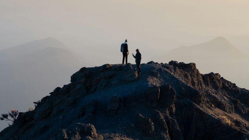 Ketahui faktor ilmiah penyebab terjatuh di gunung dan bagaimana agar pendakian tetap aman.