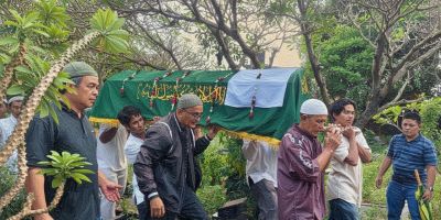Mungkin, kematian yang indah berawal dari “kematian kecil” berupa tempaan takdir yang terus-menerus hingga matinya segala sesuatu yang membuat hati lupa bahwa ia hanyalah seorang hamba.